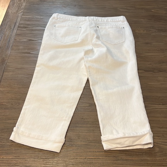 WOMENS CHRISTOPHER & BANKS WHITE CUFFED CAPRIS - Picture 4 of 4